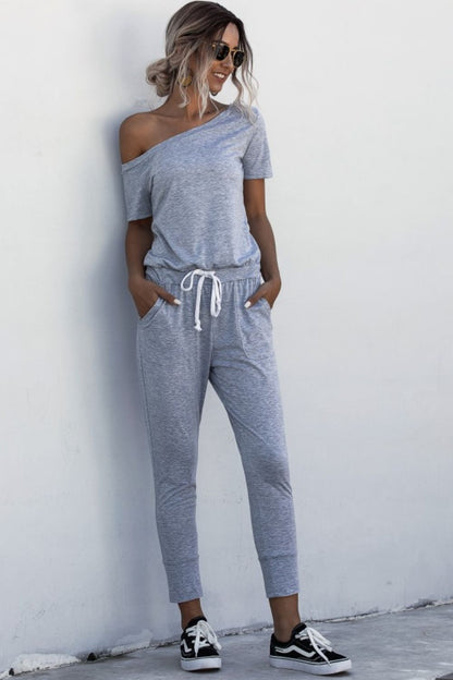 Asymmetrischer Jumpsuit mit Bindeband am Hals und Taschen
