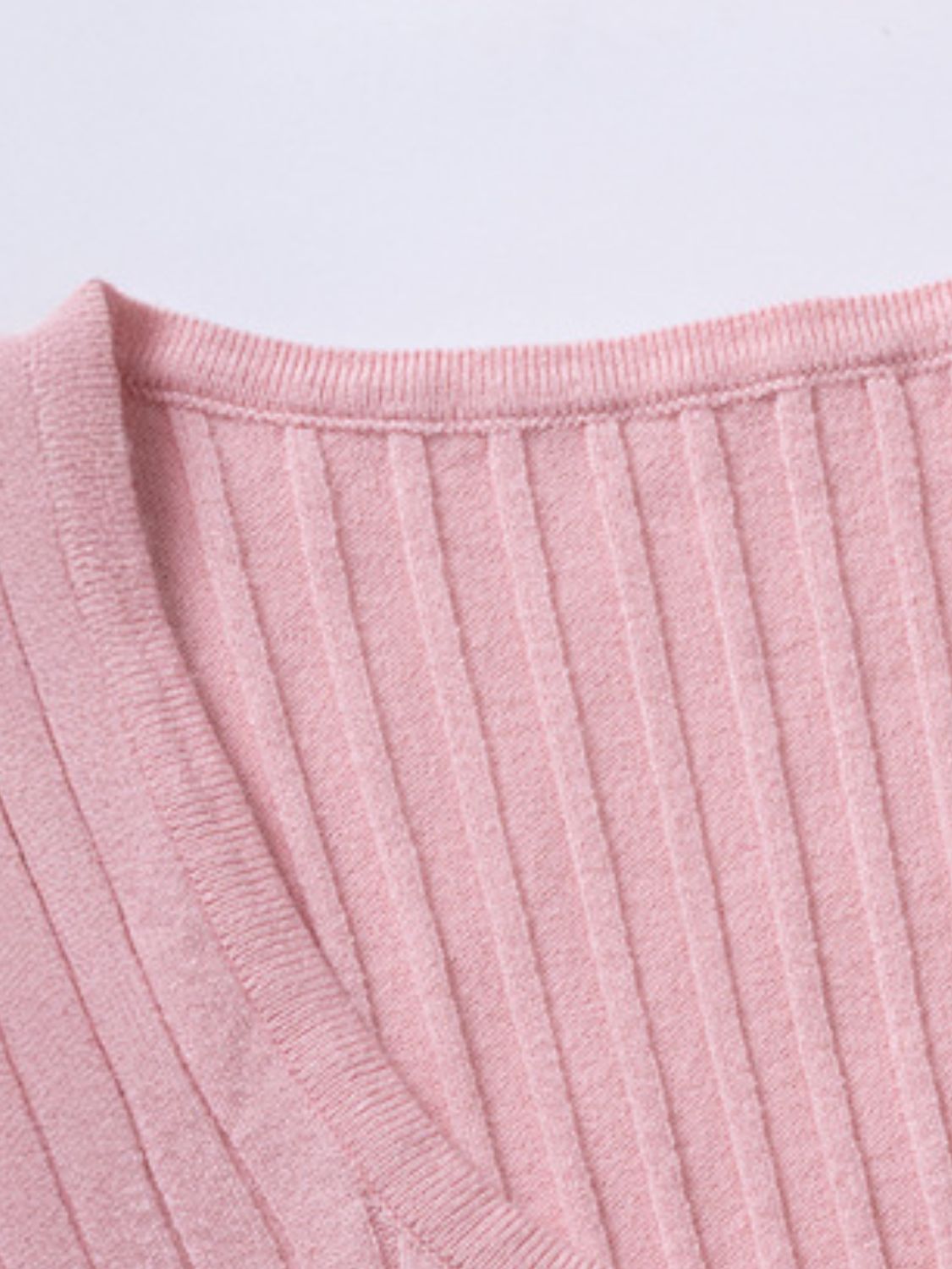 Strickoberteil mit U-Ausschnitt und halben Knöpfen und kurzen Ärmeln