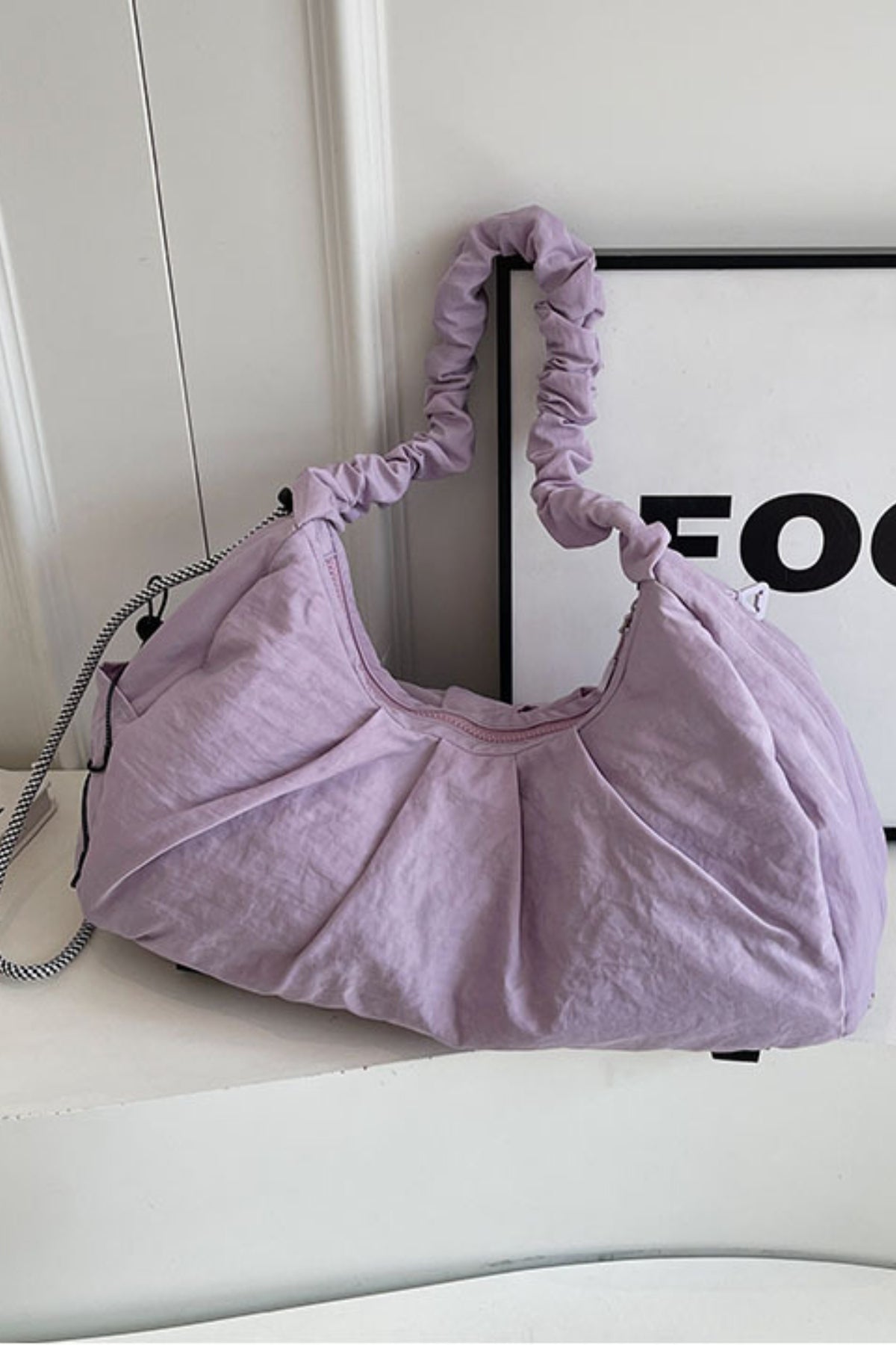 Umhängetasche mit Kordelzug und Rüschen