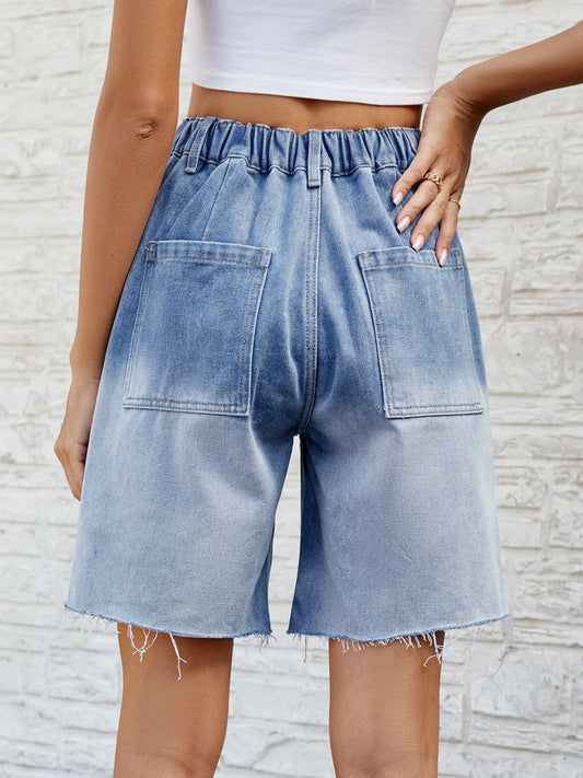 Geknöpfte Jeansshorts mit offenem Saum und Taschen