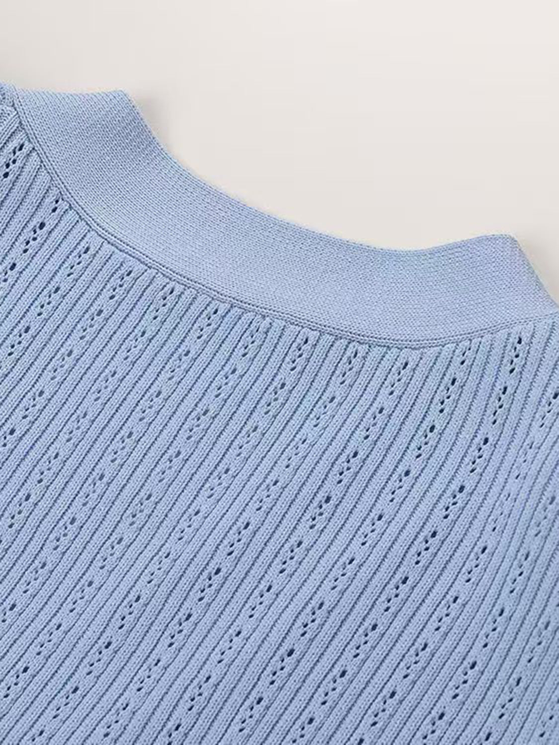 Set aus Oberteil mit V-Ausschnitt und Pullover mit Midirock und Rüschen