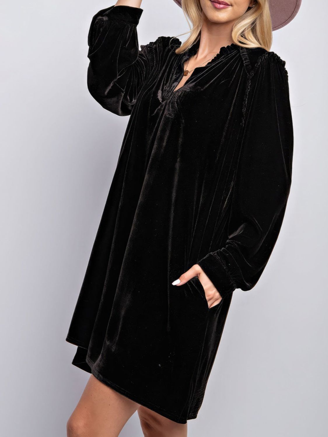 Langärmliges Kleid mit Rüschen und Taschen