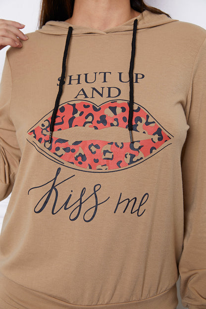 SHUT UP AND KISS ME Set mit Kapuzenoberteil mit Lippenmotiv und Hose mit Kordelzug