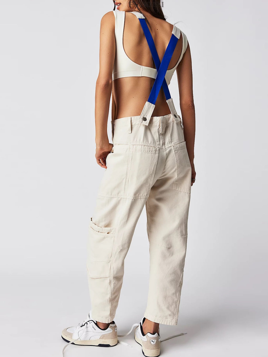 Jeans-Overall mit breiten Trägern und Taschen