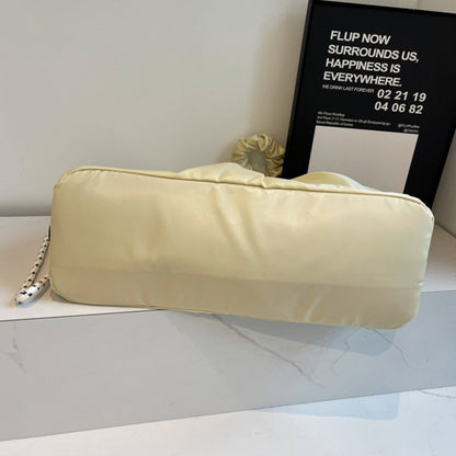 Große Tragetasche mit Rüschen