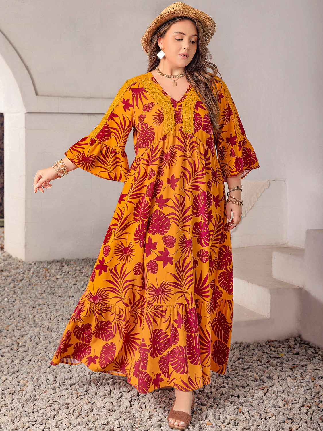 Maxikleid mit V-Ausschnitt und Spitzendetail in Übergröße