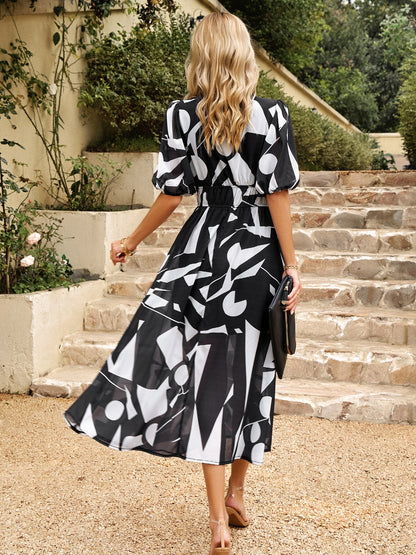 Gesmoktes, bedrucktes Midikleid mit V-Ausschnitt und halblangen Ärmeln