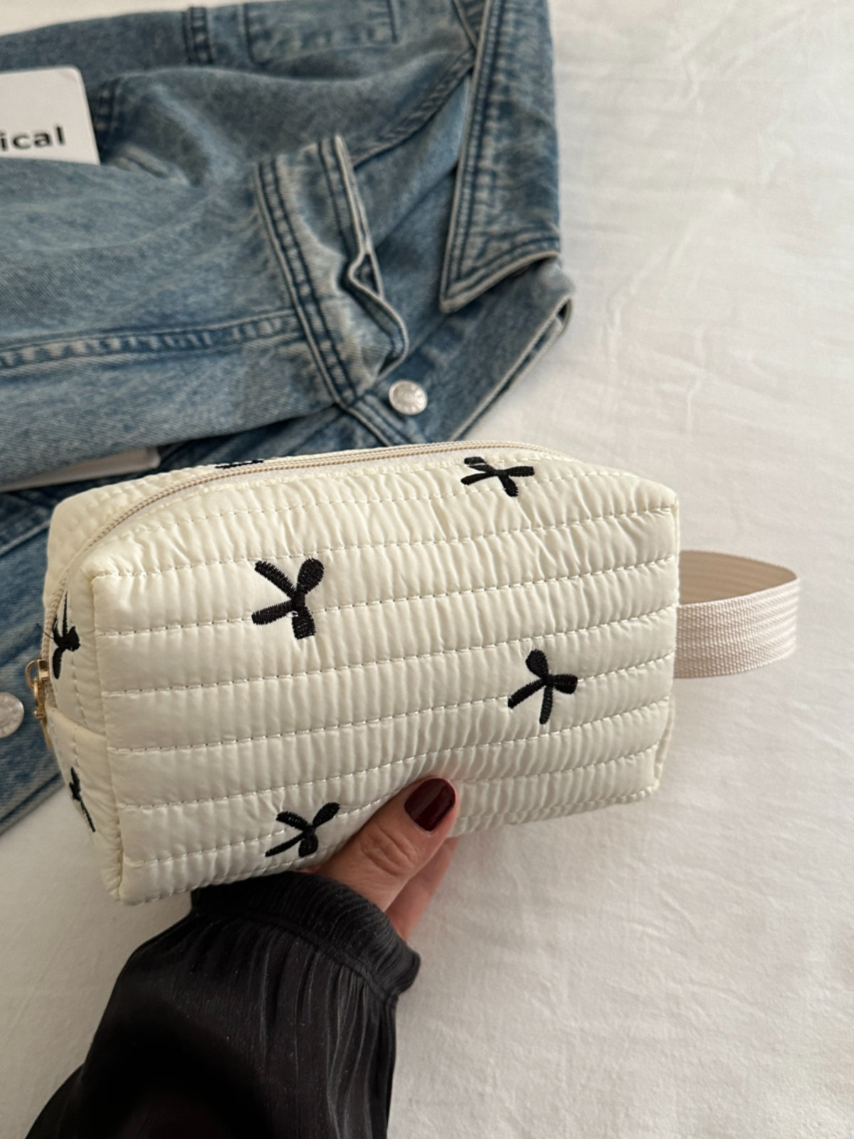 Armband mit kontrastierender Textur und Schleife