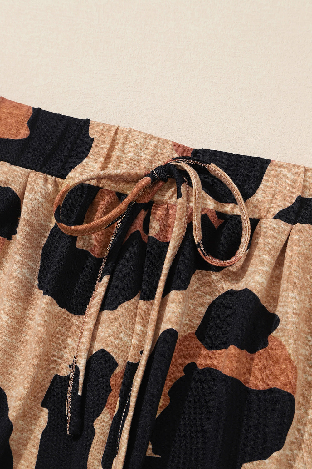 Set aus langärmligem Oberteil und Shorts mit Leopardenmuster