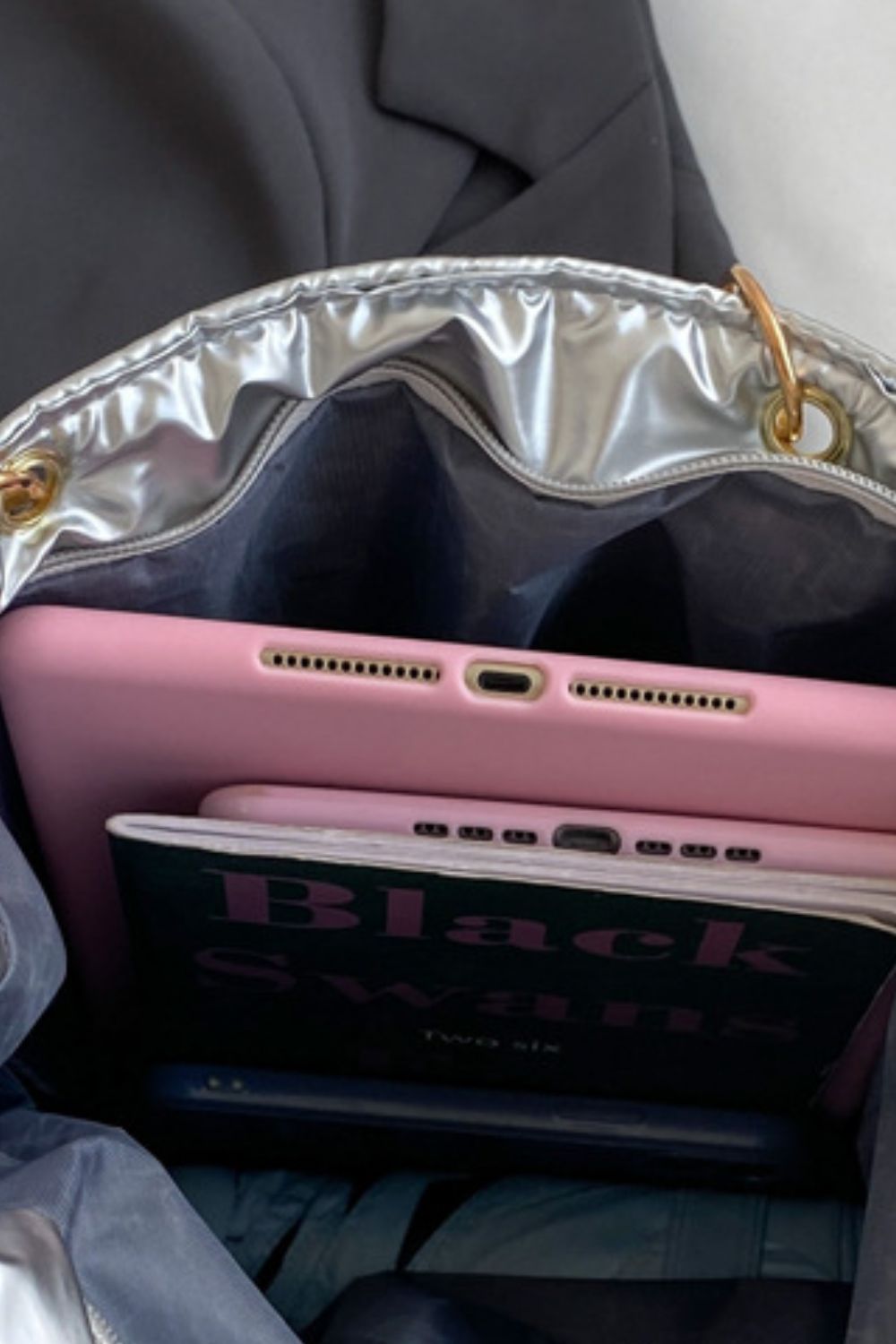 Handtasche mit Kettendetail und Blasenstruktur