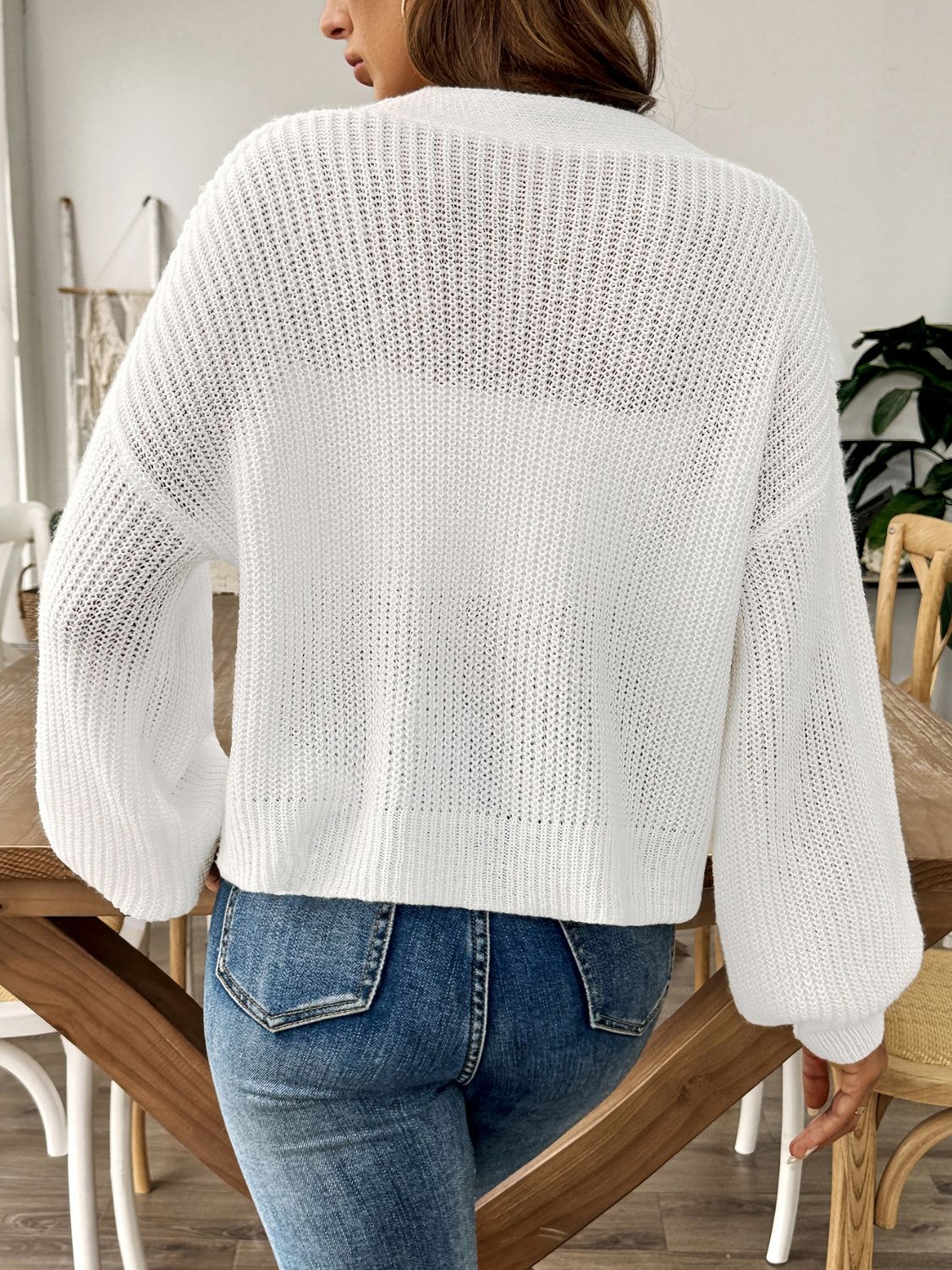 Strickjacke mit V-Ausschnitt und langen Ärmeln und Knopfleiste