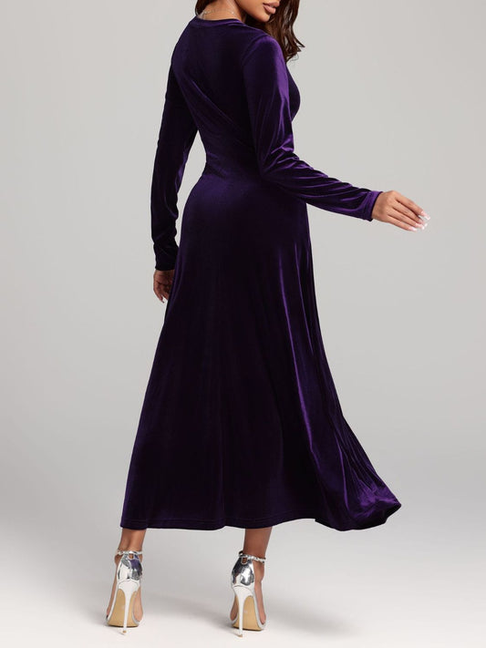 Samtkleid mit V-Ausschnitt und langen Ärmeln