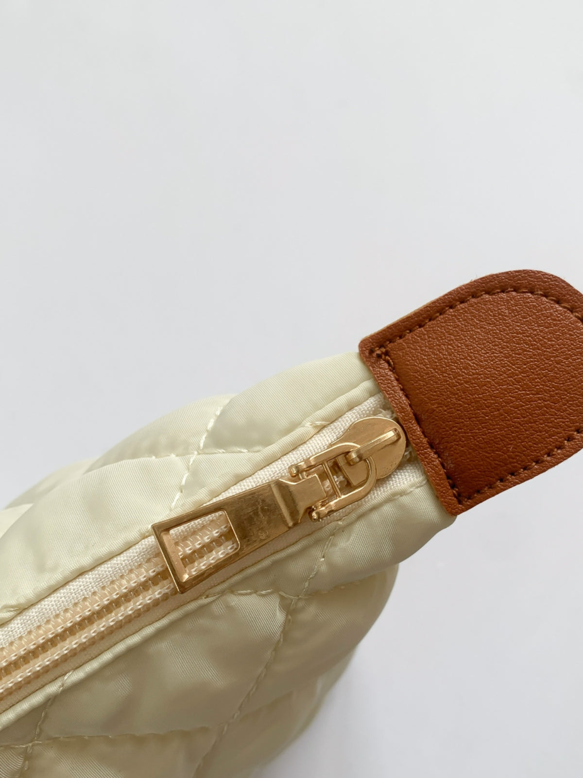 Solide gesteppte Clutch mit Reißverschluss