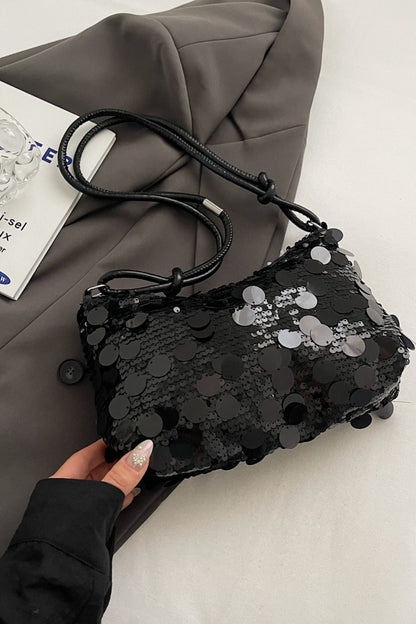 Schultertasche mit Pailletten und geknoteten Riemen