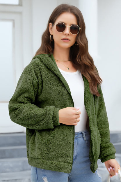 Flauschige Oberbekleidung mit Reißverschluss und langen Ärmeln und Kapuze