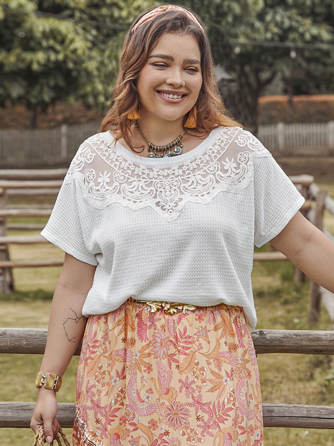 Plus Size Top mit Rundhalsausschnitt und Spitzendetail
