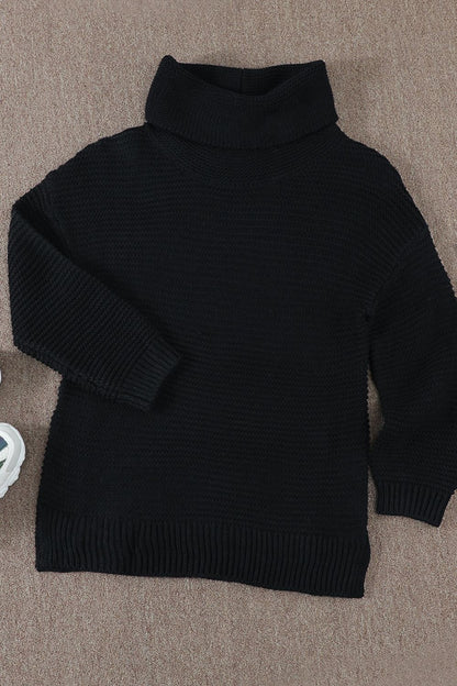 Rollkragenpullover mit langen Ärmeln und seitlichem Schlitz