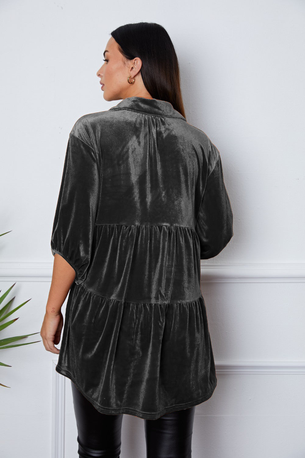 Gestuftes Hemd aus Samt mit Knopfleiste und Kragen