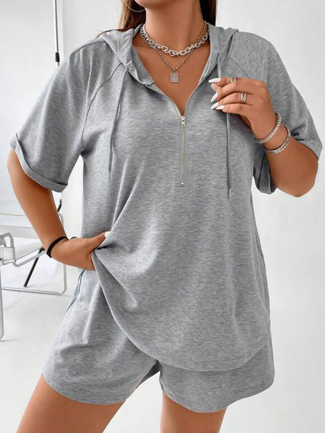 Set mit Kapuzenoberteil und Shorts in voller Größe mit Kordelzug und halbem Reißverschluss, Übergröße