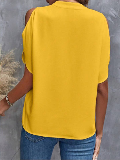 Blusa de media manga con hombros descubiertos y muescas
