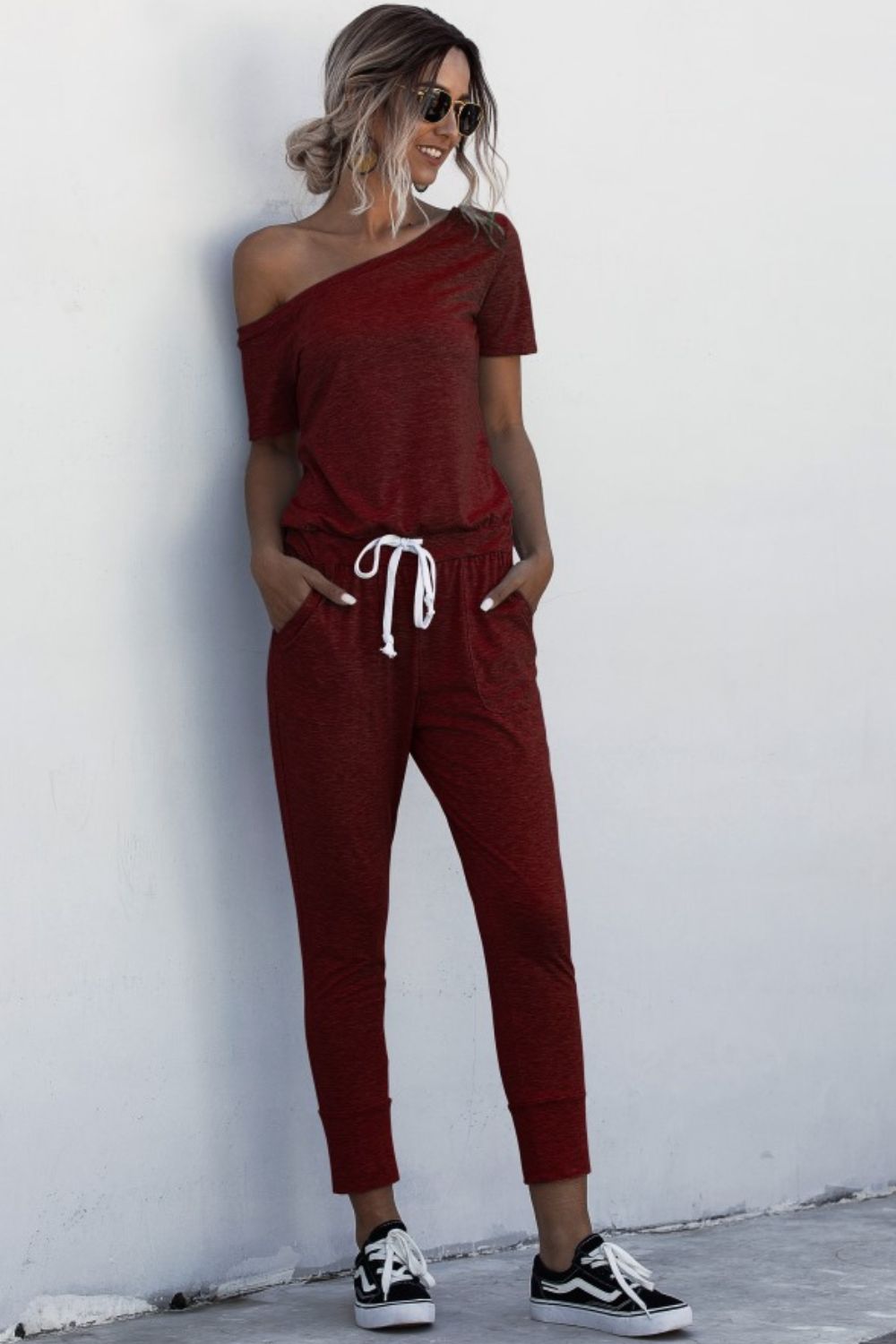 Asymmetrischer Jumpsuit mit Bindeband am Hals und Taschen