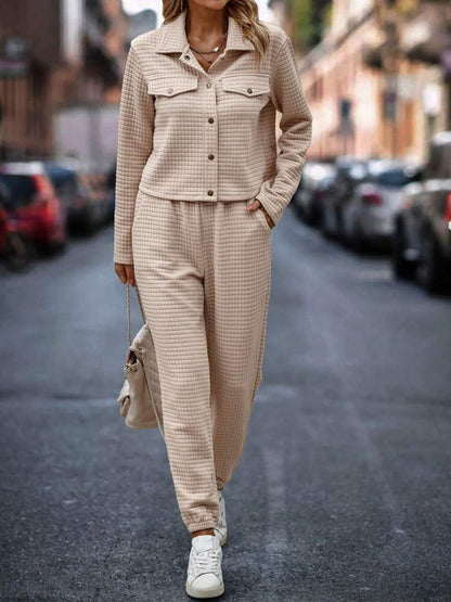 Set aus Oberteil und Hose mit Druckknopfleiste und karierter Textur