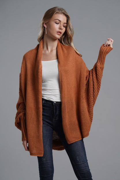 Strickjacke mit offenen Fledermausärmeln vorne