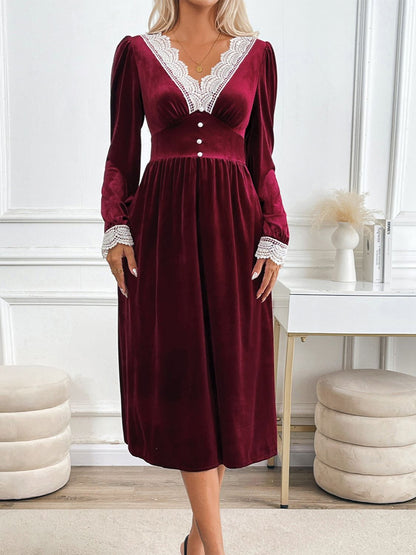 Perfee – Langärmliges Midikleid mit V-Ausschnitt und Spitzendetail