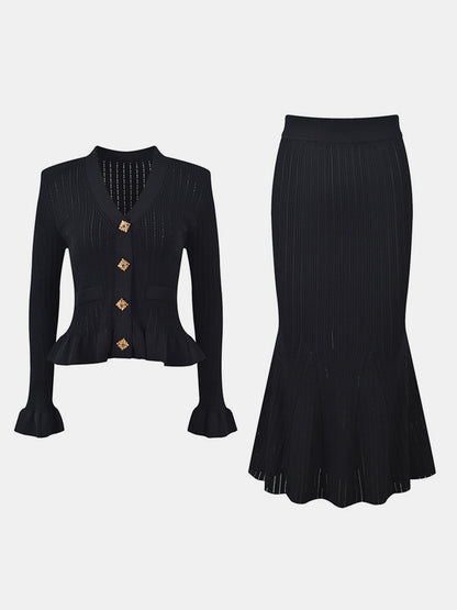 Set aus Oberteil mit V-Ausschnitt und Pullover mit Midirock und Rüschen