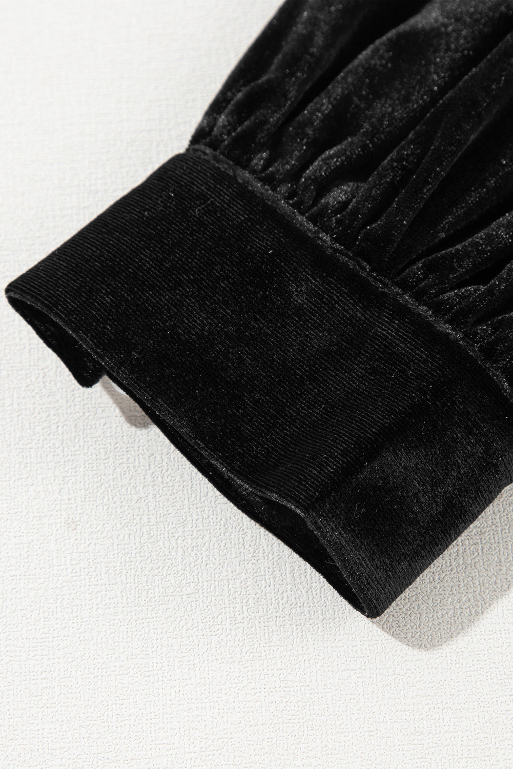 Kleid mit Rüschensaum, Schlitz, V-Ausschnitt und langen Ärmeln