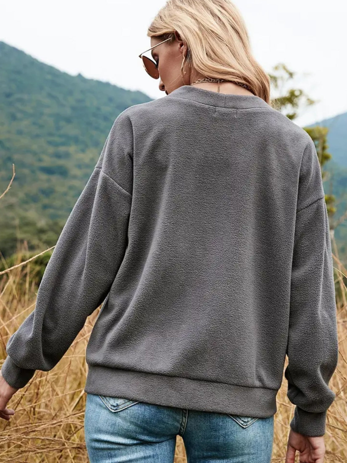 Glänzende Jacke mit Knopfleiste, V-Ausschnitt und überschnittenen Schultern