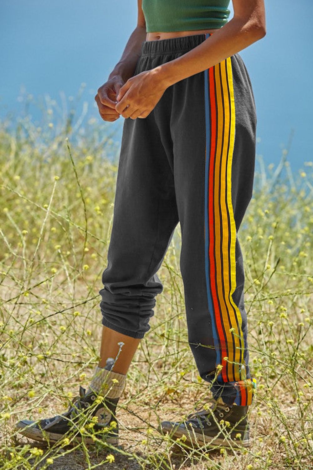 Active-Hose mit kontrastierenden Streifen und elastischer Taille