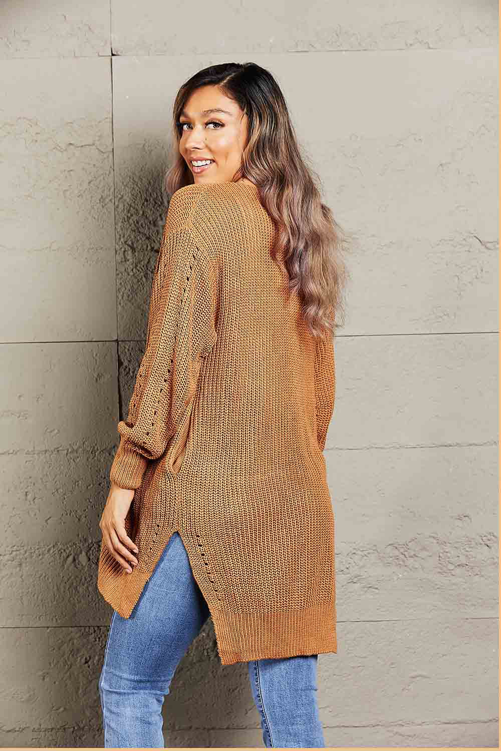Gewebte, rechts durchbrochene Rippstrick-Strickjacke mit Schlitz