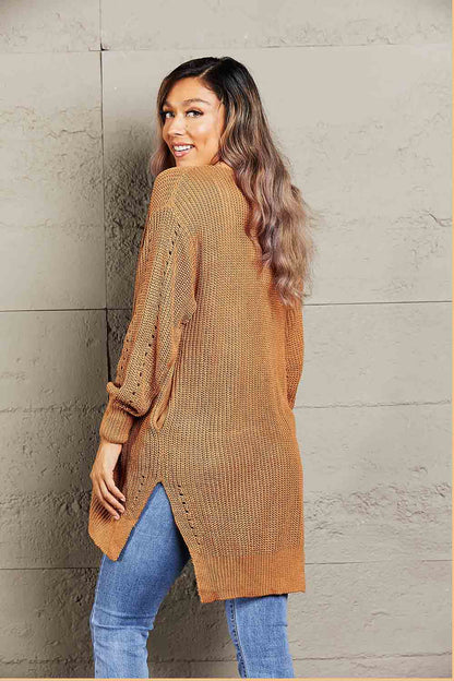 Gewebte, rechts durchbrochene Rippstrick-Strickjacke mit Schlitz