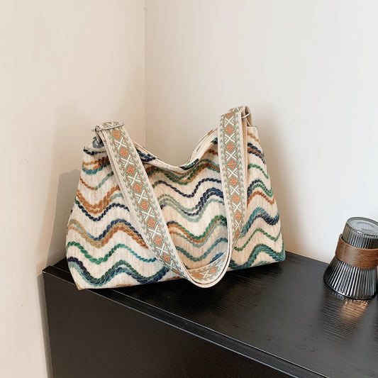 Mittelgroße Umhängetasche mit verstellbarem Riemen