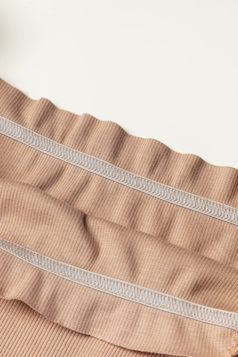 Gerafftes, schulterfreies, langärmliges Kleid