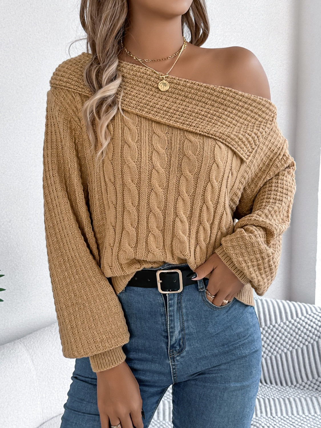 Zopfmusterpullover mit One-Shoulder-Träger und langen Ärmeln