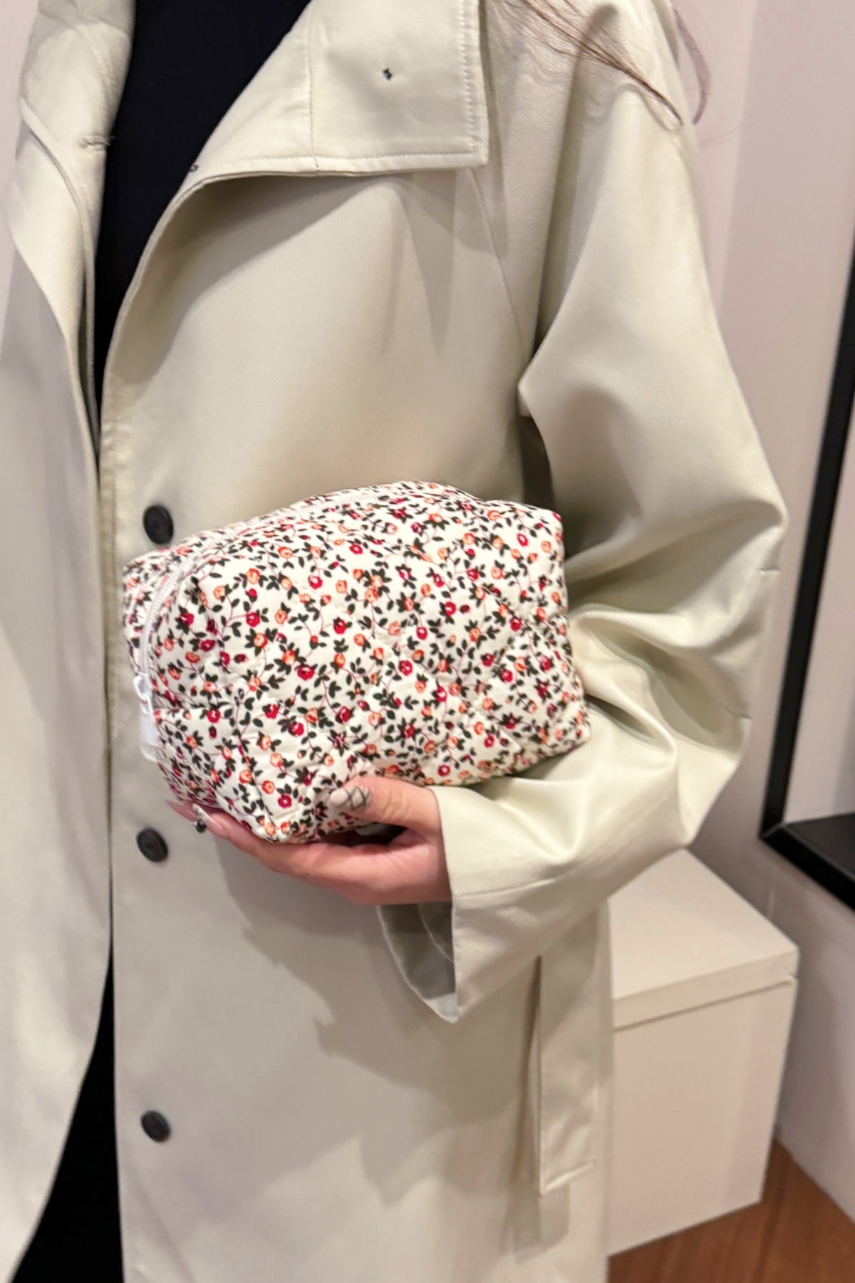 Clutch mit Blumenmuster und gestepptem Karofutter