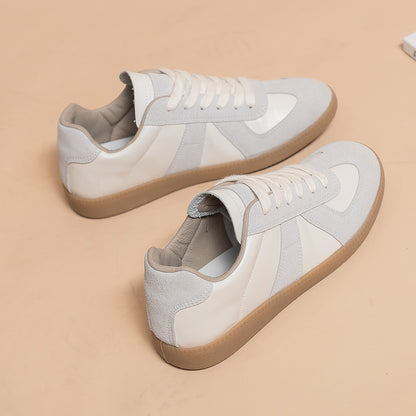 Sneakers mit runder Spitze und Schnürung