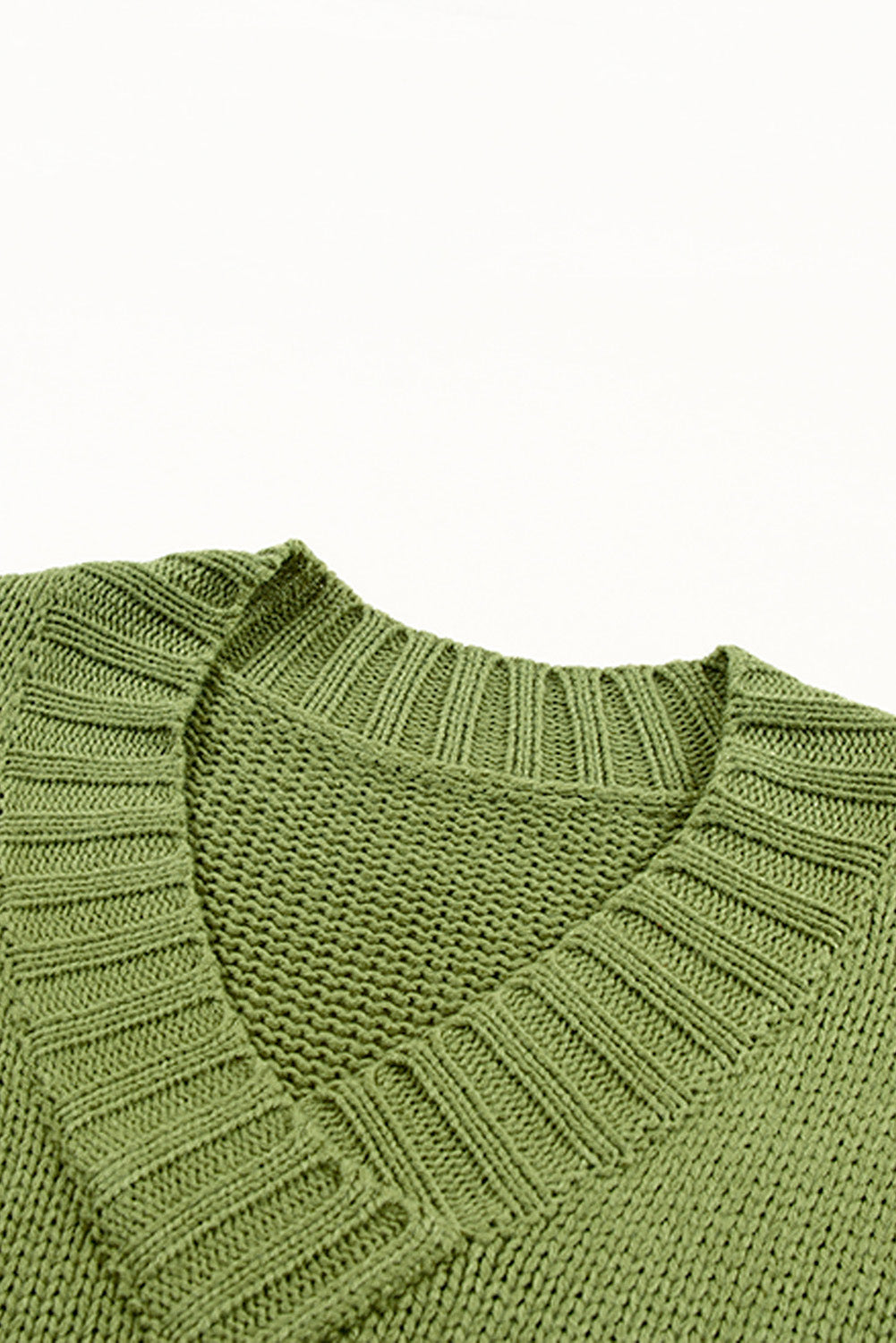 Pullover mit V-Ausschnitt und überschnittenen Schultern