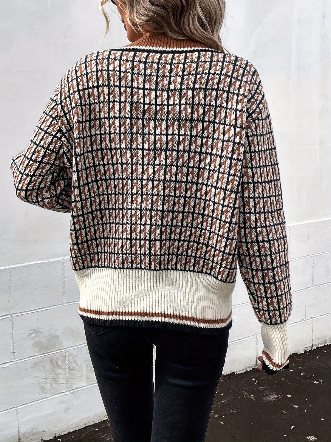 Karierte Strickjacke mit V-Ausschnitt und Knopfleiste