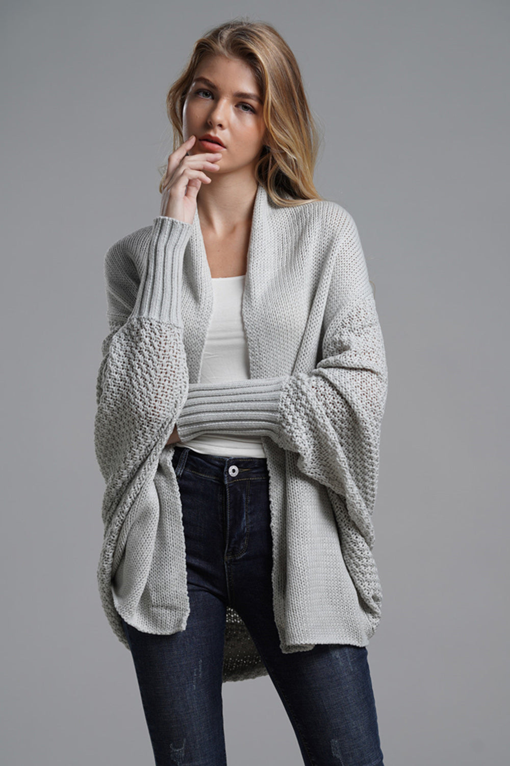 Strickjacke mit offenen Fledermausärmeln vorne