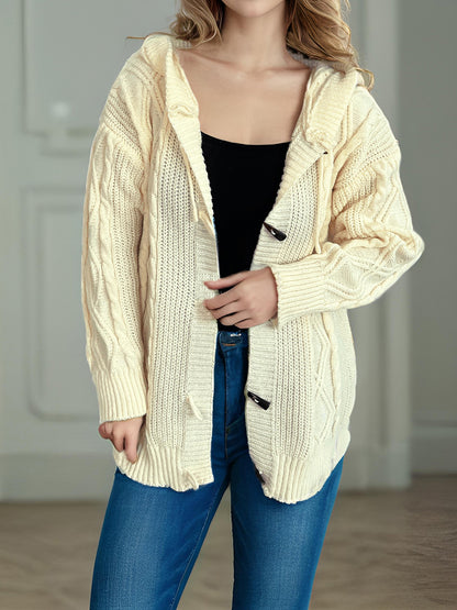 Langärmlige Strickjacke mit Kapuze und Zopfmuster