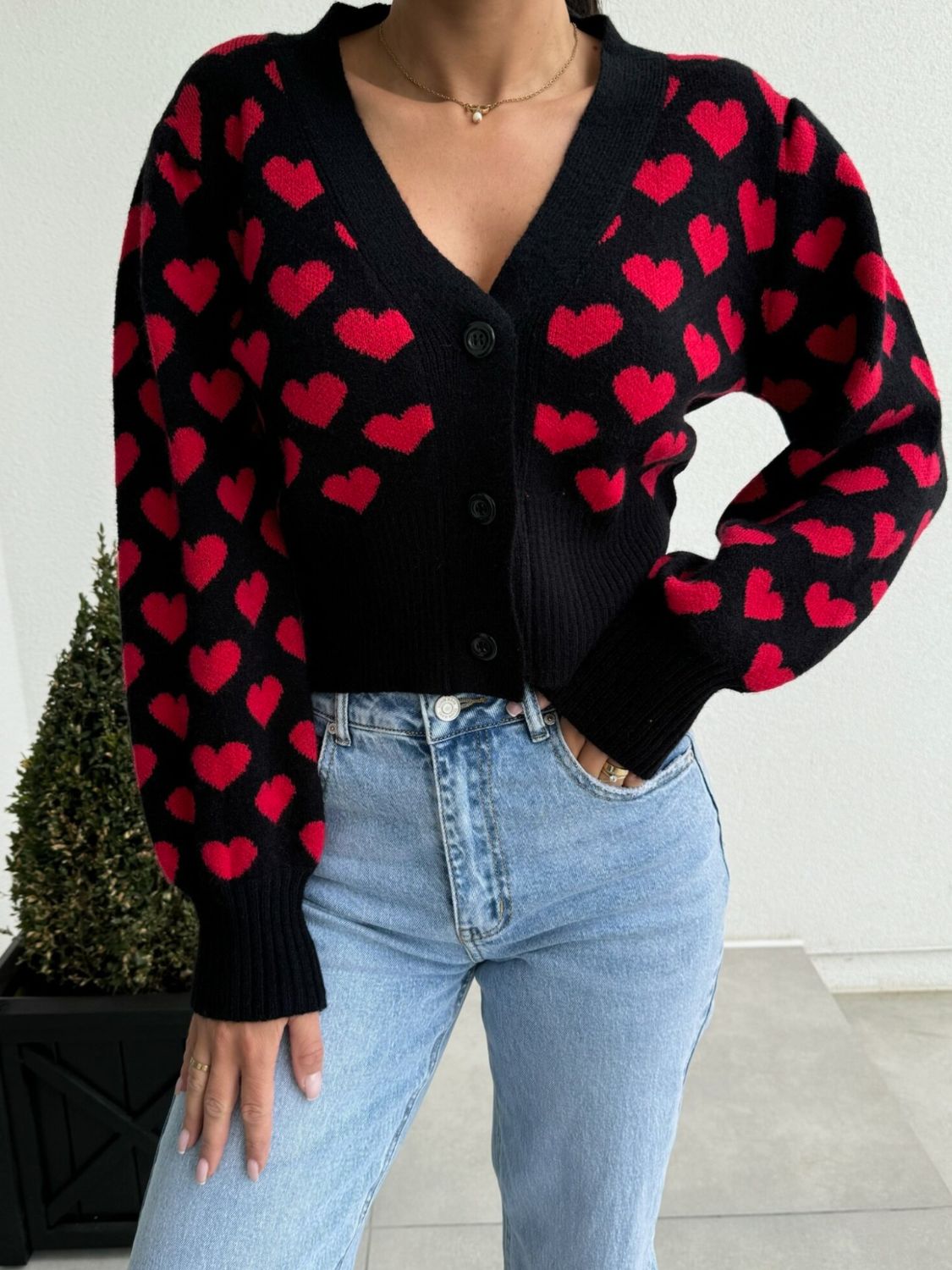 Kurzer Cardigan mit Herzmotiv und V-Ausschnitt zum Valentinstag