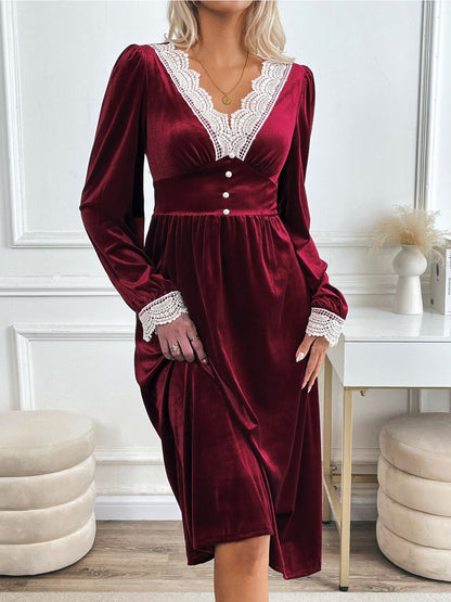 Perfee – Langärmliges Midikleid mit V-Ausschnitt und Spitzendetail