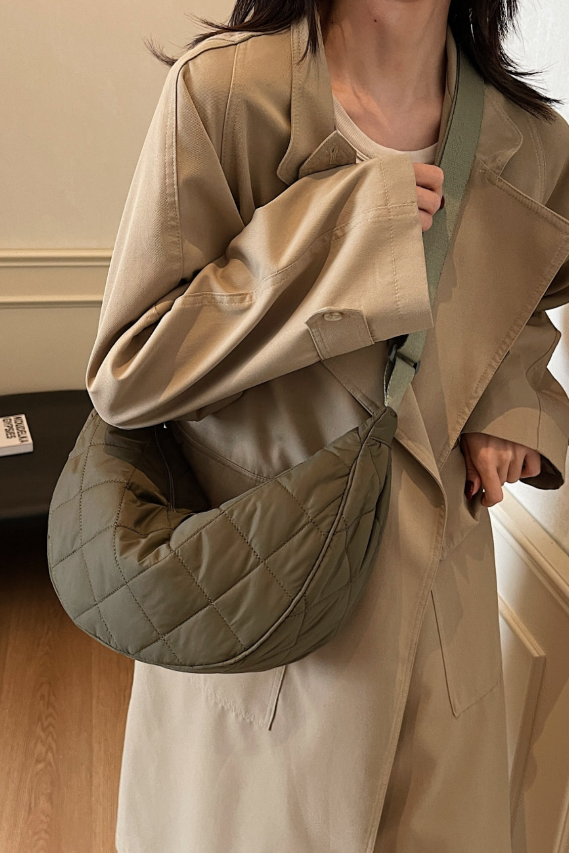 Umhängetasche mit Karomuster, gestepptem und verstellbarem Riemen