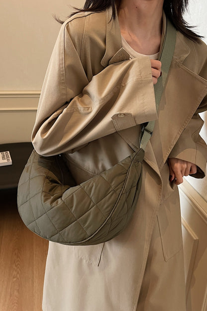 Umhängetasche mit Karomuster, gestepptem und verstellbarem Riemen