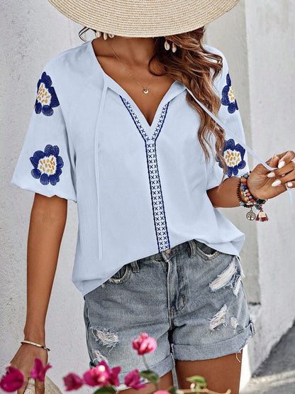 Bestickte Bluse mit Puffärmeln und Schleife am Hals