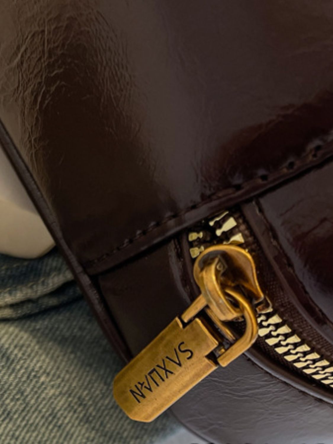 Schultertasche aus PU-Leder mit Schleifenbesatz