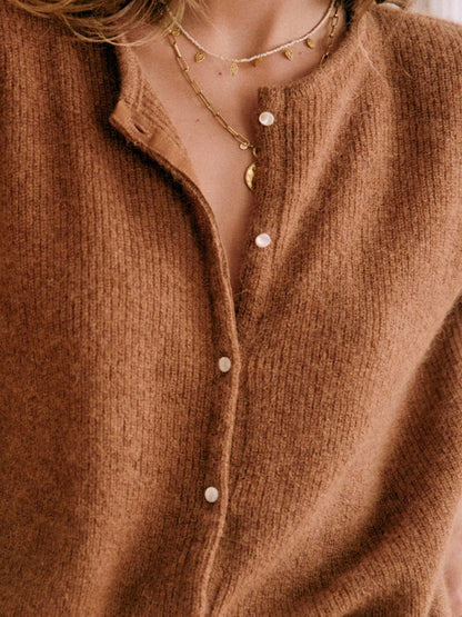 Langärmliger Pullover mit Knopfleiste